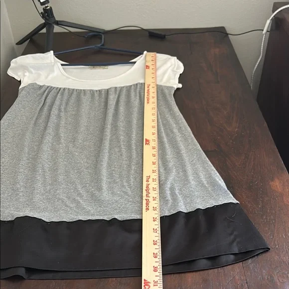 One Clothing Cream and Gray Fitted Tunic Cap Sleeve Top - Picture 6 of 8
